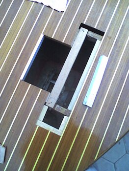 Una superficie de madera con recortes rectangulares y patrón de rayas, que evoca la artesanía de Grandval Náutico.