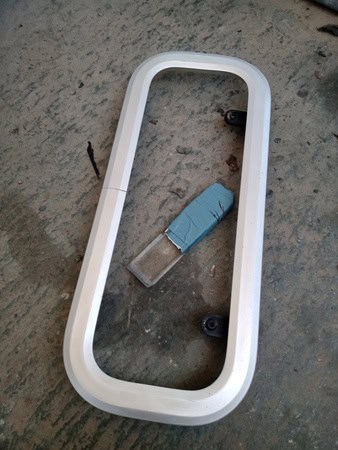 Un aro rectangular de metal o plástico con las esquinas redondeadas reposa sobre el suelo de hormigón del Grandval Náutico. Debajo hay una pequeña herramienta envuelta en cinta azul que recuerda al minucioso mantenimiento que se hace en los astilleros de Barcelona.