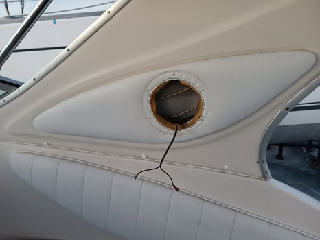 En el interior del barco, un orificio circular para altavoces adorna el panel de la pared, con cables colgando visiblemente de la abertura. Este detalle refleja el toque minucioso de Grandval náutico, un sello distintivo en mantenimiento de barcos en Barcelona.