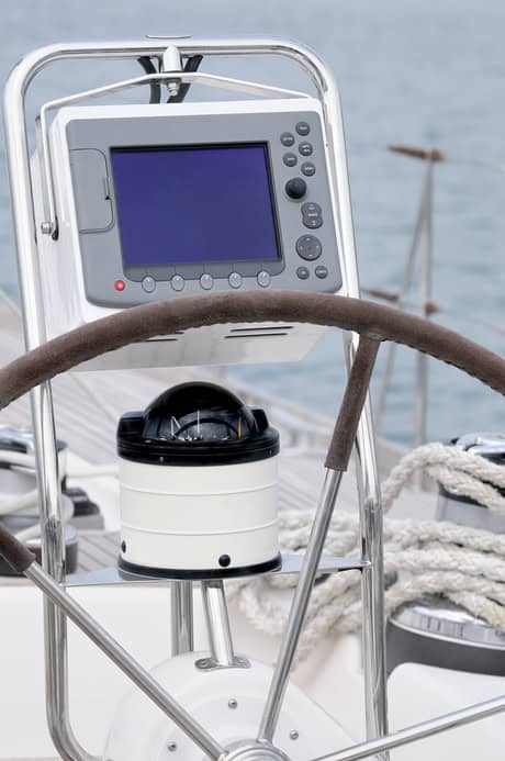 Estación de navegación para veleros con volante, brújula y pantalla GPS de Grandval Náutico. Perfecta para los aventureros que buscan precisión y estilo a la hora de navegar. Disfruta de una navegación tranquila con un equipamiento de primer nivel diseñado para ofrecer fiabilidad y rendimiento.