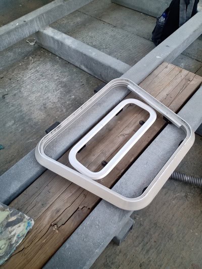 En el bullicioso centro náutico de Grandval es habitual ver estructuras metálicas apoyadas sobre tablones de madera y vigas de hormigón.