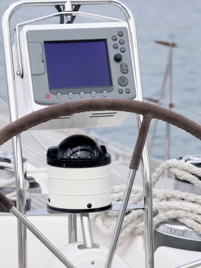 Aparatos electrónicos en la cubierta del barco.